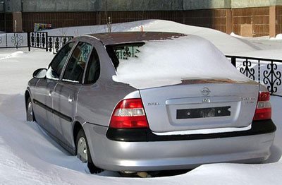 автомобиль  в сугробе зимой
